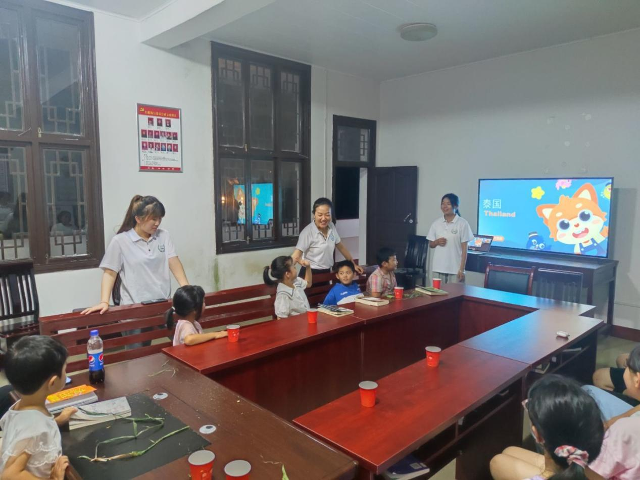 国产a视频免费观看不卡学子带乡村孩子体验双语“环球旅行”_fororder_图片1