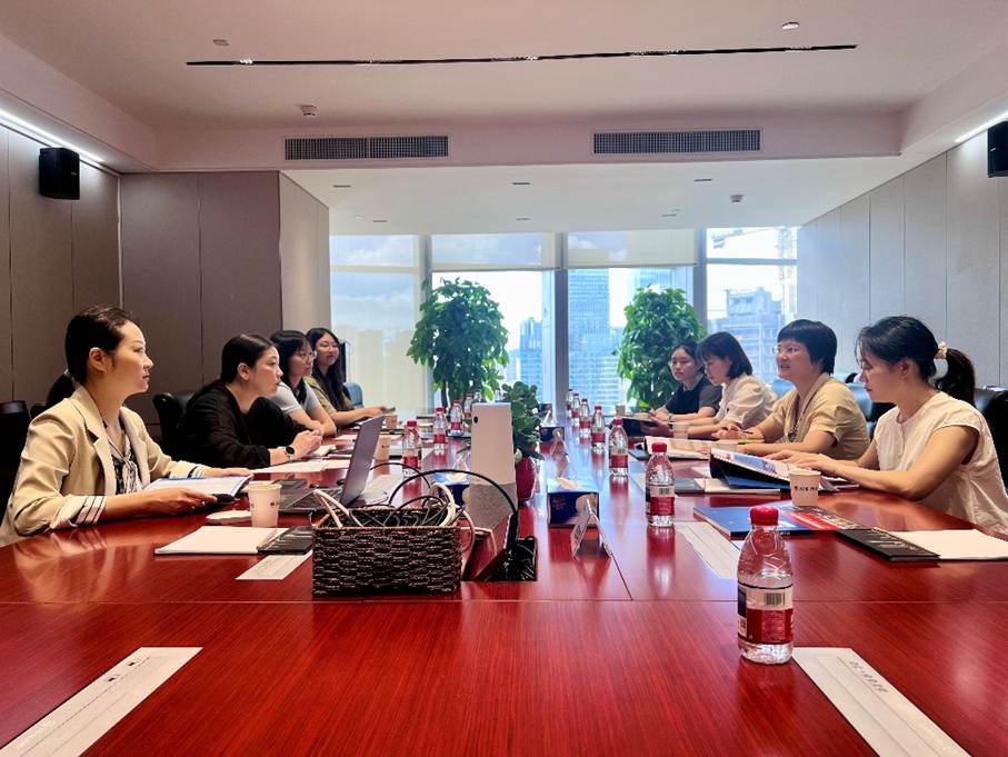 一群人在餐厅里 AI 生成的内容可能不正确。